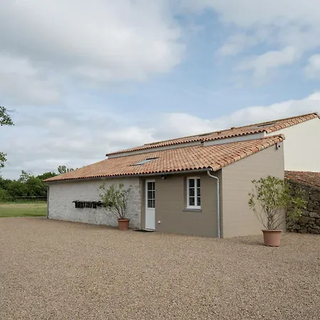 Grand Gite Les Buardieres - 3 Etoiles - Proche Puy Dufou Holiday home Saint-Pierre-des-Echaubrognes