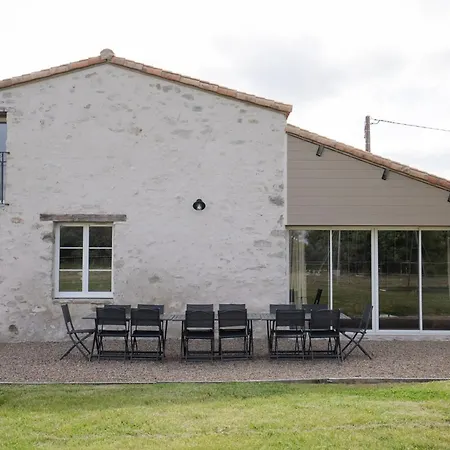 Holiday home Grand Gite Les Buardieres - 3 Etoiles - Proche Puy Dufou Saint-Pierre-des-Echaubrognes